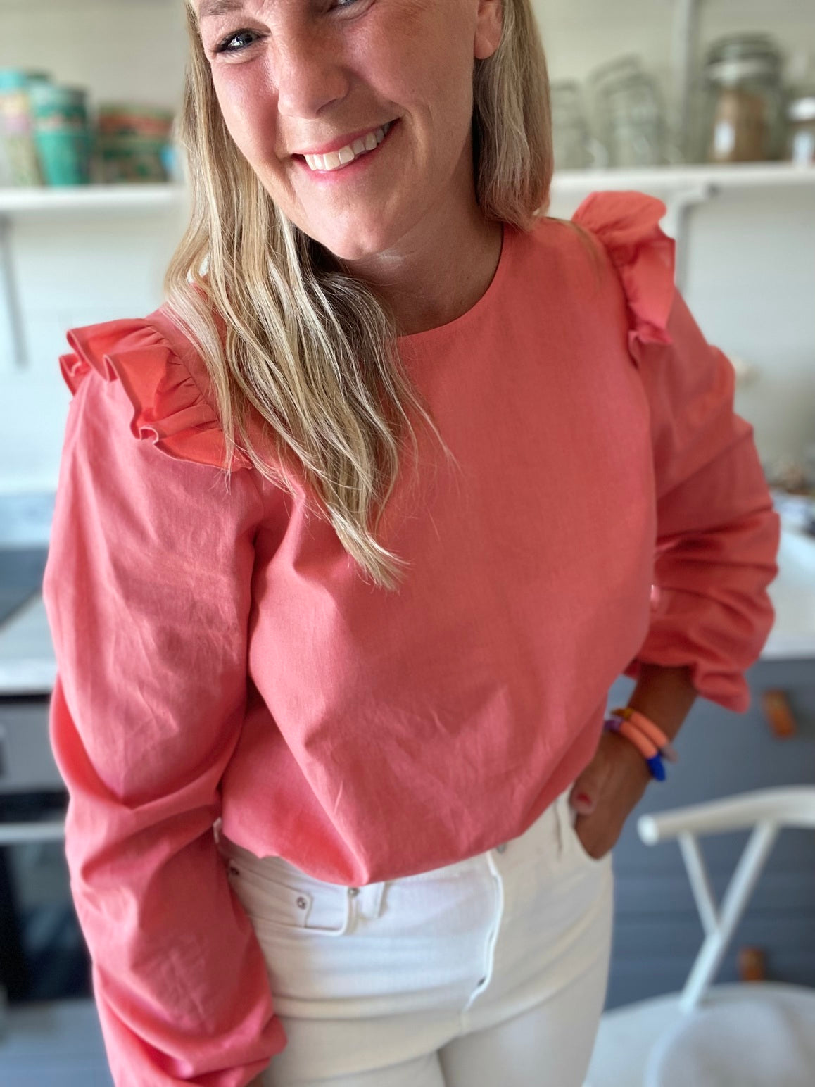 Blus Maja med volang - Korallrosa