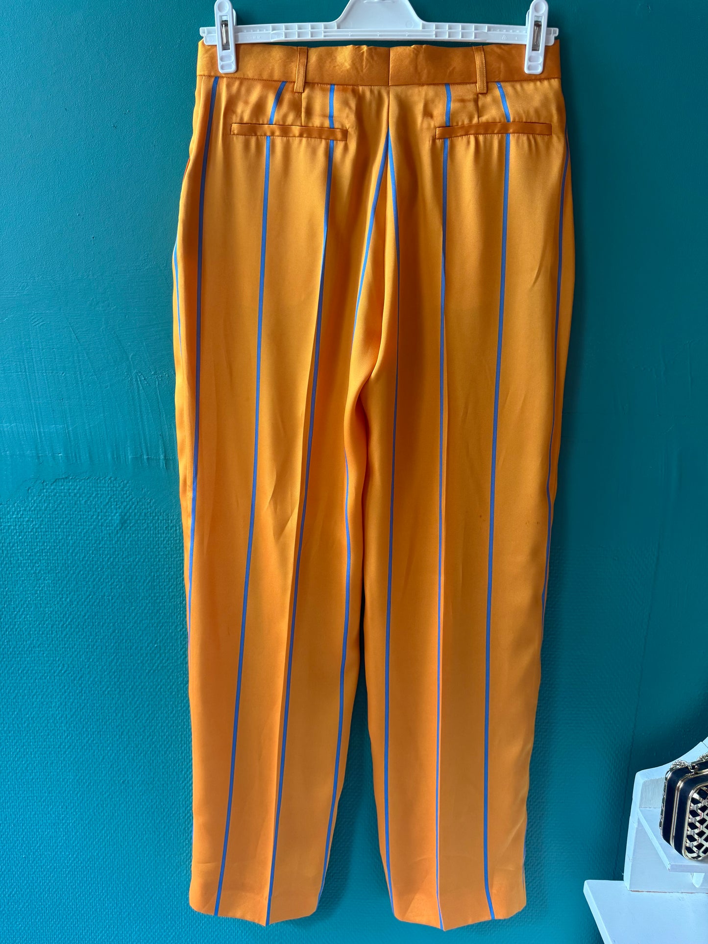 Victoria Beckham orangeblårandig byxa stl. 38