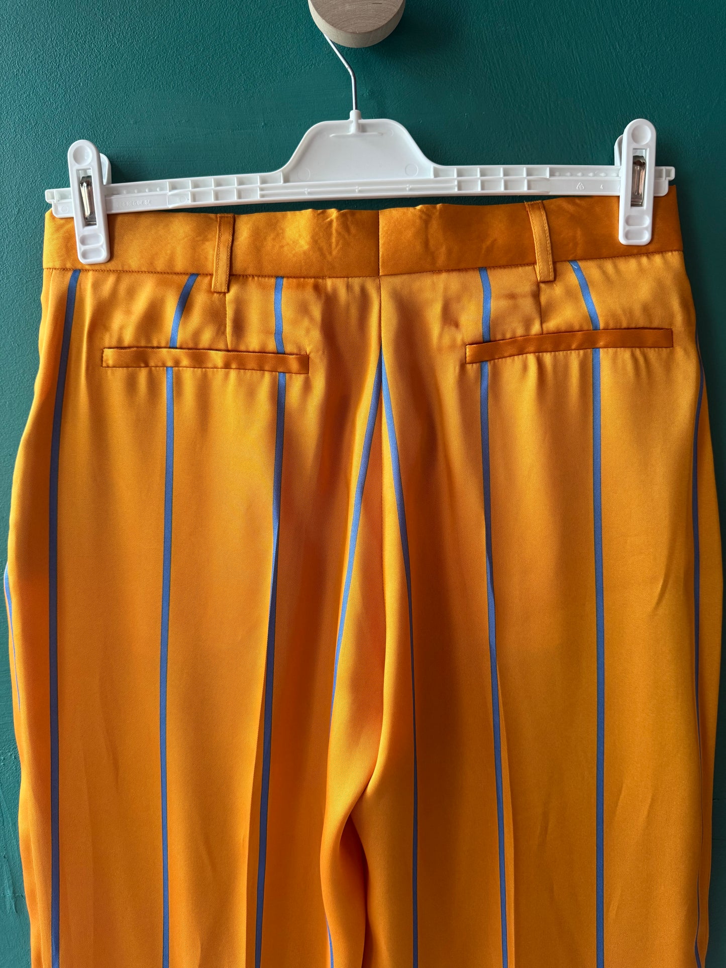 Victoria Beckham orangeblårandig byxa stl. 38