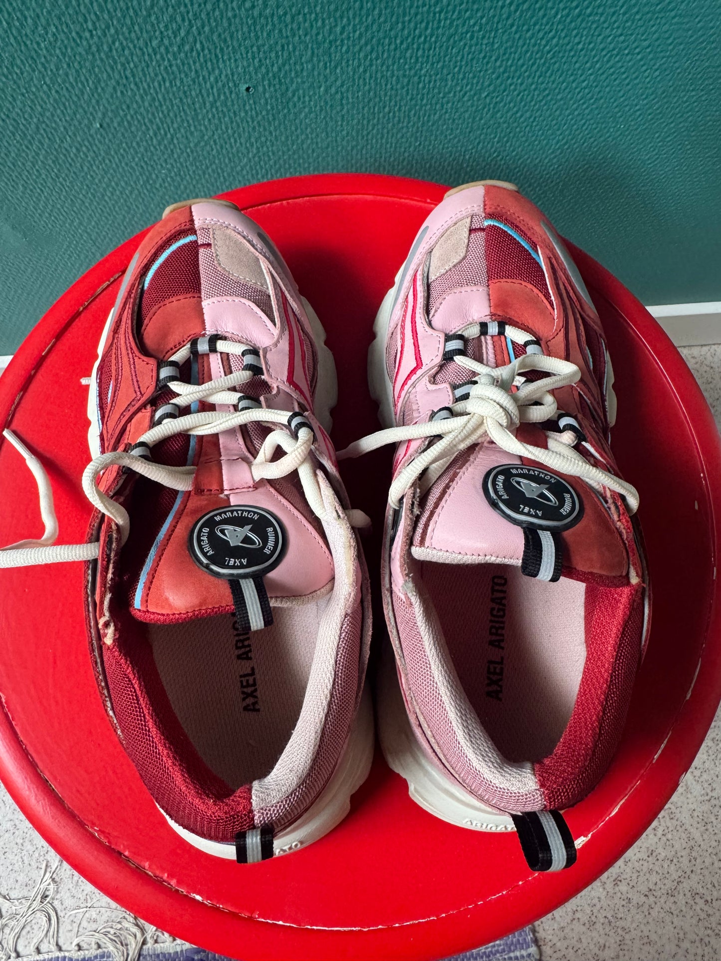 Axel Arigato rödrosa sneakers