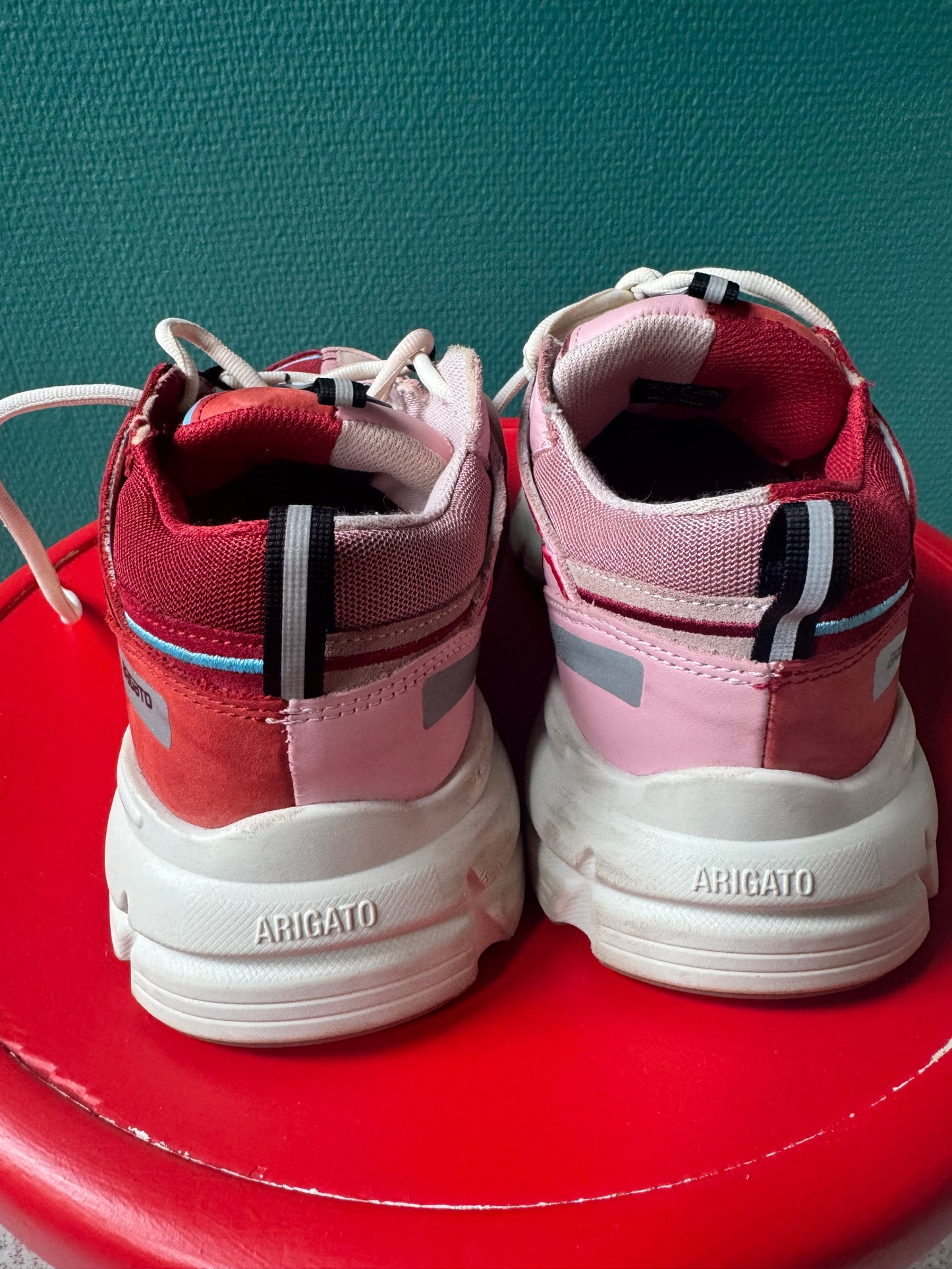 Axel Arigato rödrosa sneakers