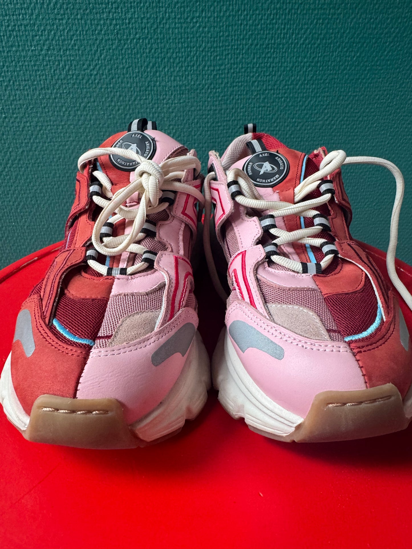 Axel Arigato rödrosa sneakers