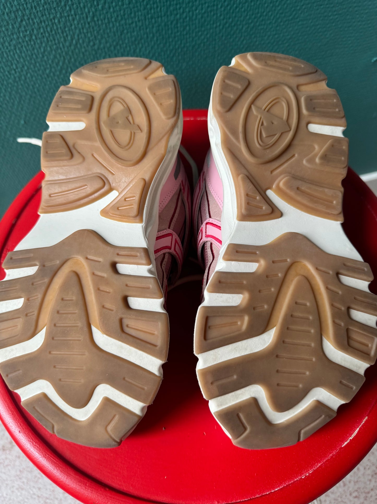 Axel Arigato rödrosa sneakers