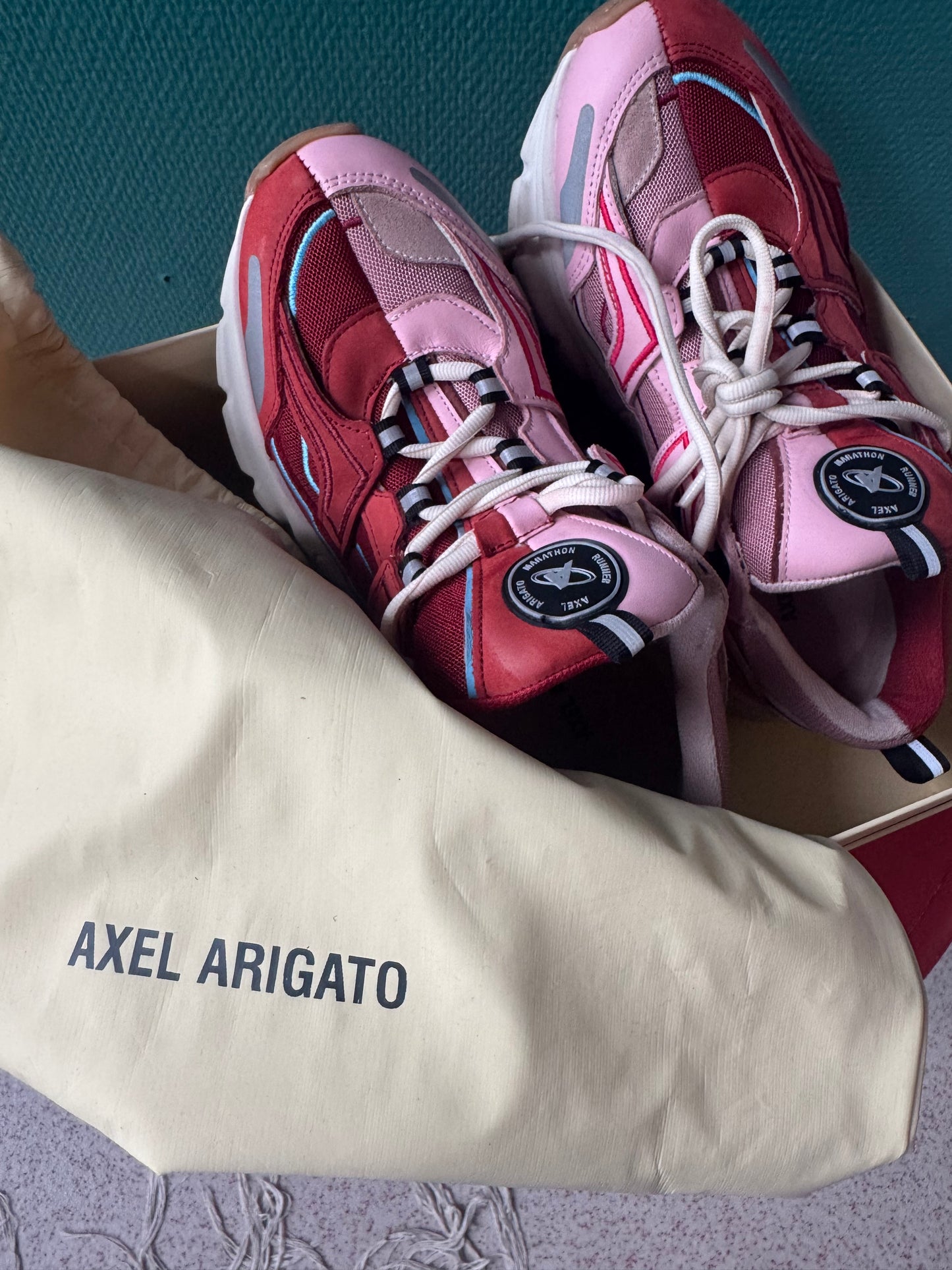 Axel Arigato rödrosa sneakers