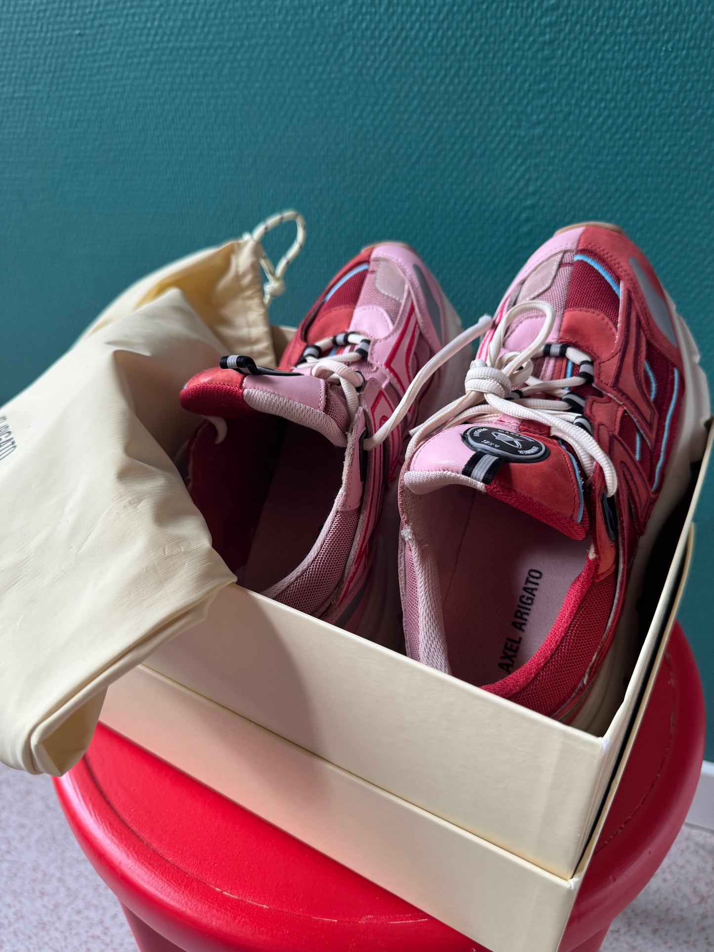 Axel Arigato rödrosa sneakers